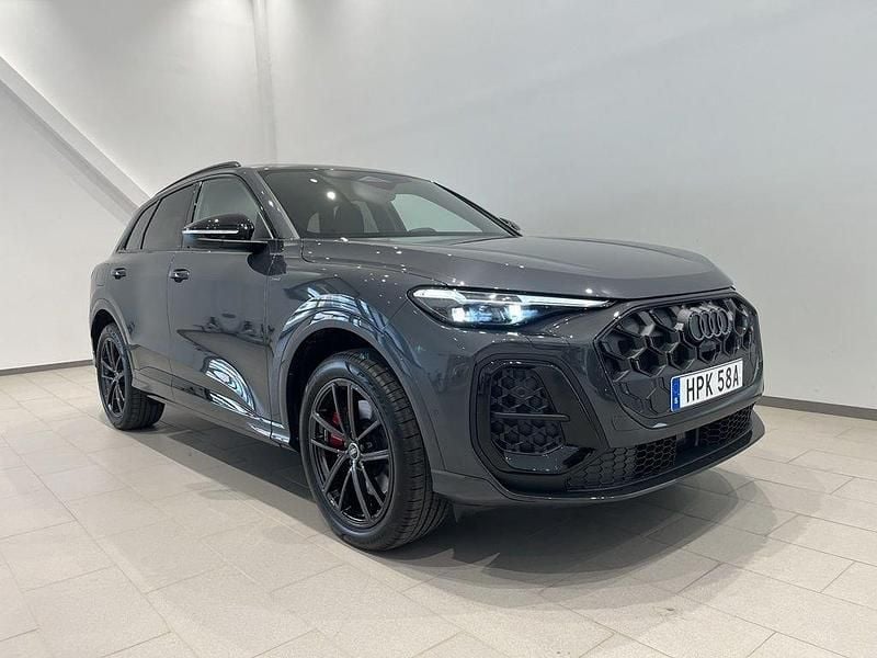 Grå (tamboragrå metallic) Ny 2025 Audi Q5 S-Line SUV | 785 900 kr (Dyr) - Bild 1/4