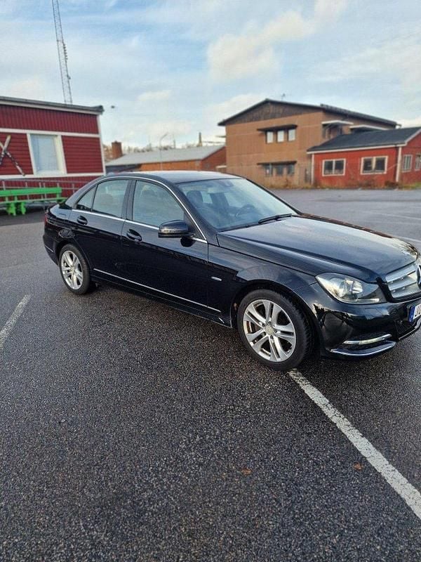 Svart Begagnad 2012 Mercedes C220 Sedan | 98 500 kr (Bra pris) - Bild 1/4
