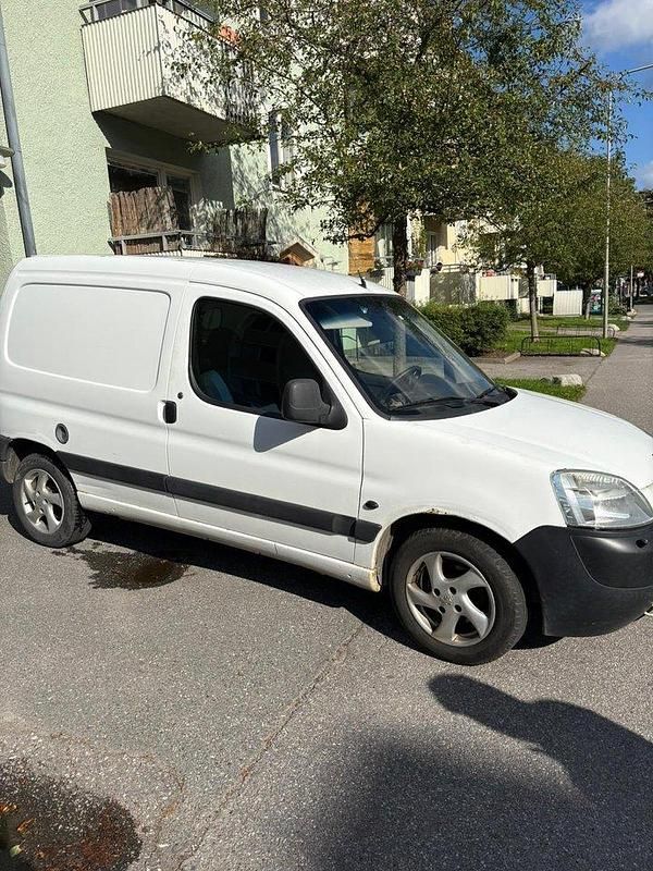Vit Begagnad 2004 Peugeot Partner Minibuss | 19 500 kr (Lite dyr) - Bild 1/4