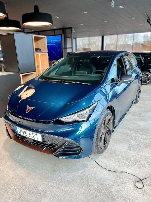 Ny 2025 Cupra Born e-Boost Halvkombi | 375 400 kr (Marknadspris) - Bild 1/4