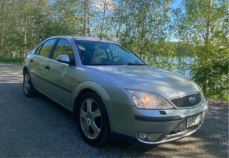 Grå Begagnad 2001 Ford Mondeo Halvkombi | 10 000 kr (Marknadspris) - Bild 1/4