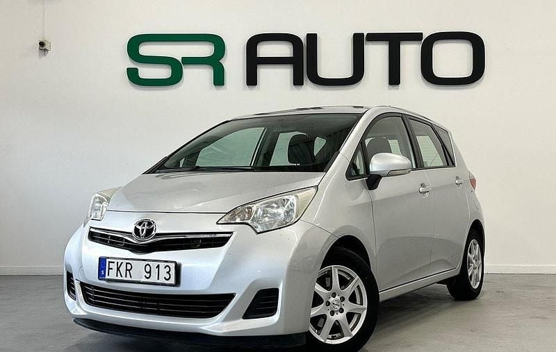 Silver Begagnad 2010 Toyota Verso-S Minibuss | 89 900 kr (Superpris) - Bild 1/4