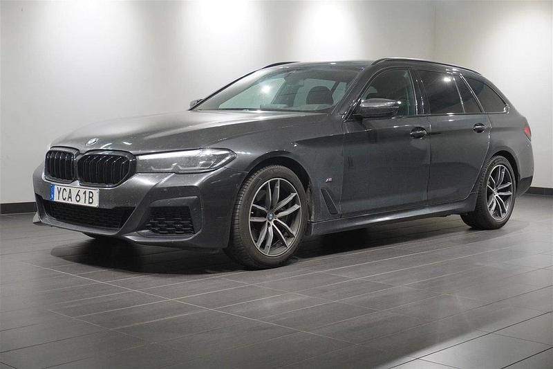 Grå Begagnad 2020 BMW 520 M Sport Kombi | 327 900 kr (Marknadspris) - Bild 1/2