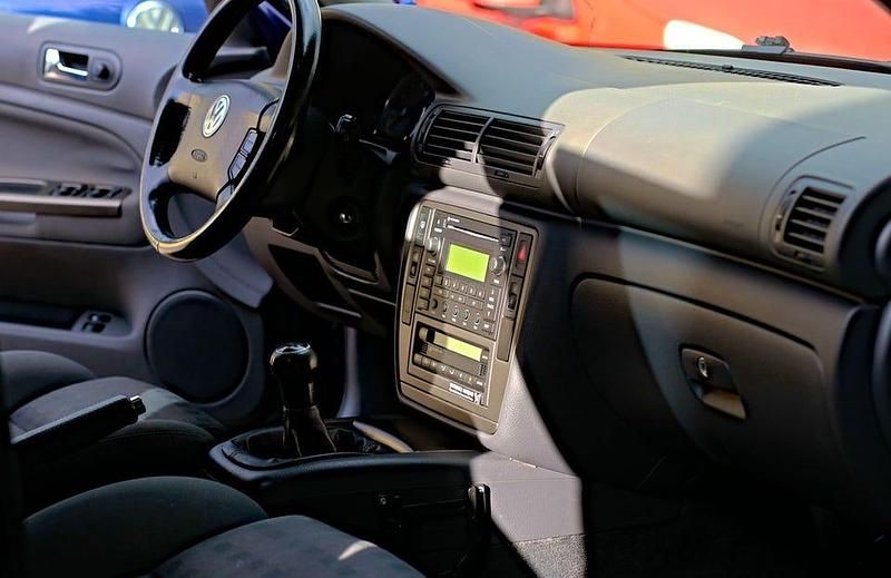 Mörkblå Begagnad 2004 VW Passat Kombi | 29 900 kr (Lite dyr) - Bild 1/1