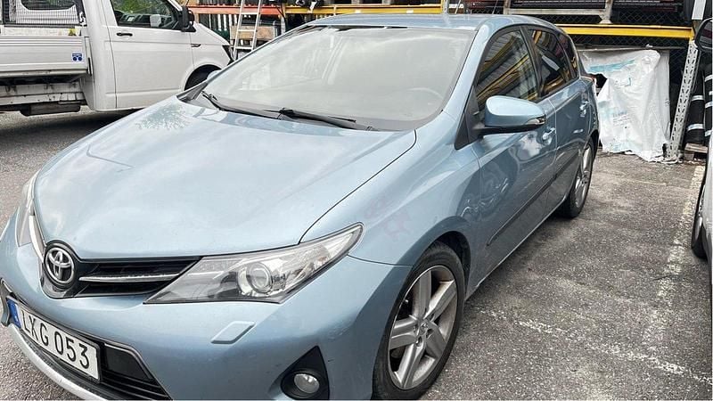 Blå Begagnad 2014 Toyota Auris Style Halvkombi | 70 000 kr (Bra pris) - Bild 1/4