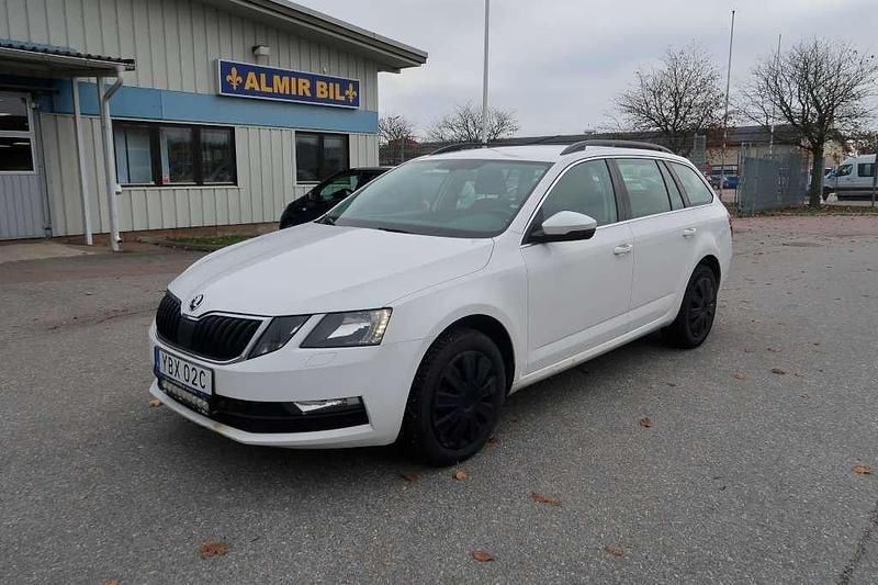 Vit Begagnad 2019 Skoda Octavia Kombi | 109 500 kr (Marknadspris) - Bild 1/3