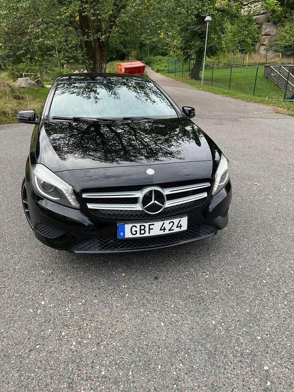 Svart Begagnad 2015 Mercedes A180 Urban Halvkombi | 129 000 kr (Marknadspris) - Bild 1/4