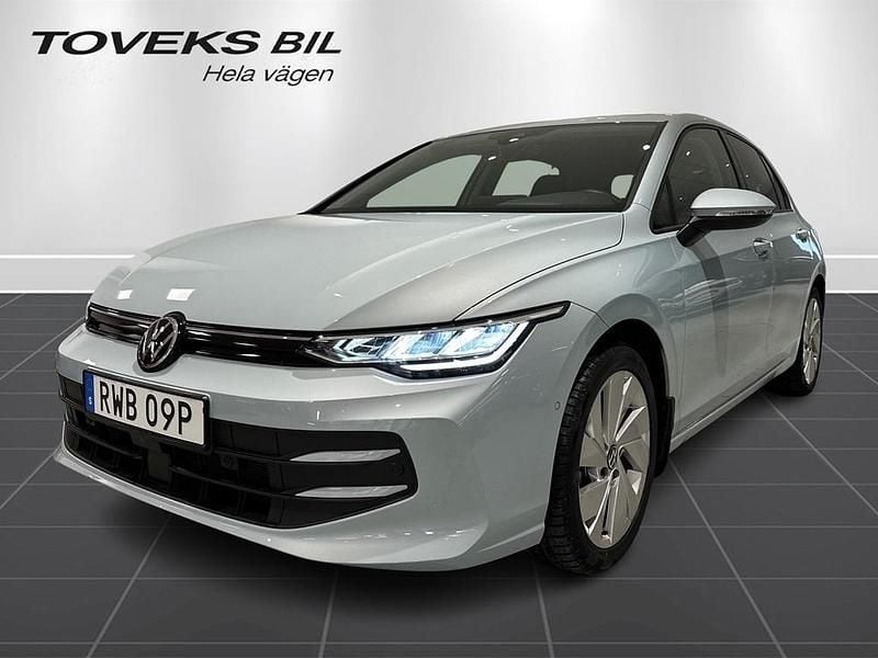 Blå Begagnad 2025 VW Golf VIII Edition | 314 900 kr (Marknadspris) - Bild 1/4