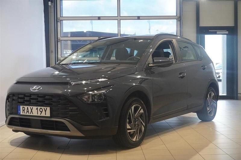 Grå Begagnad 2023 Hyundai Bayon Essential SUV | 179 900 kr (Marknadspris) - Bild 1/4