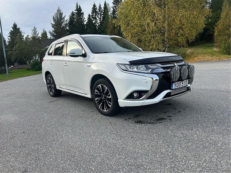 Vit Begagnad 2017 Mitsubishi Outlander P-HEV Edition SUV | 179 000 kr (Lite dyr) - Bild 1/4