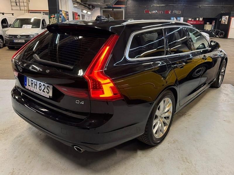 Begagnad Volvo V90 Momentum 190 HK (139 kW) 2019 Svart Kombi