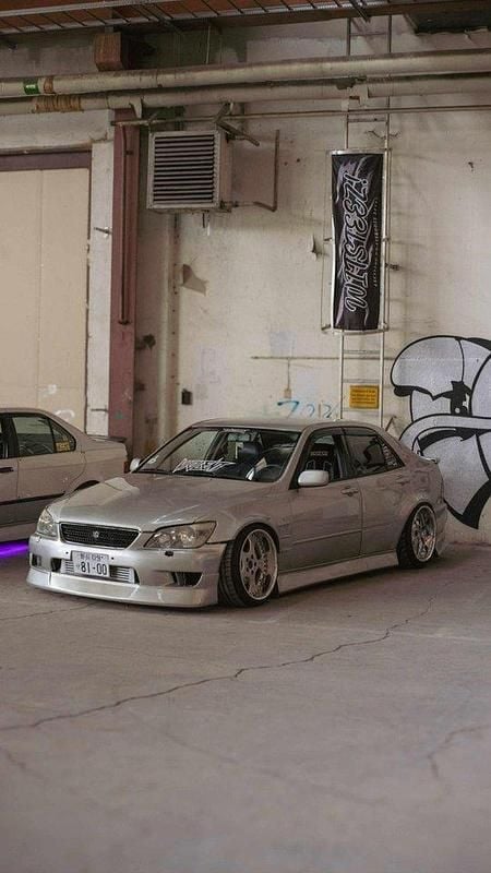Grå Begagnad 2000 Lexus IS200 Sedan | 100 000 kr - Bild 1/4