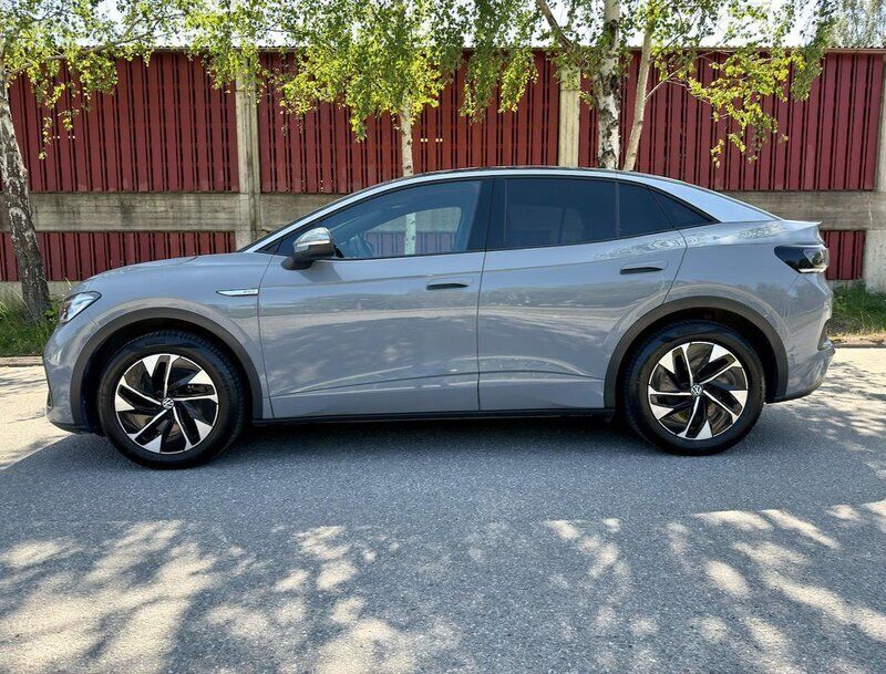 Grå Begagnad 2023 VW ID.5 Pro Performance SUV | 375 000 kr (Marknadspris) - Bild 1/4