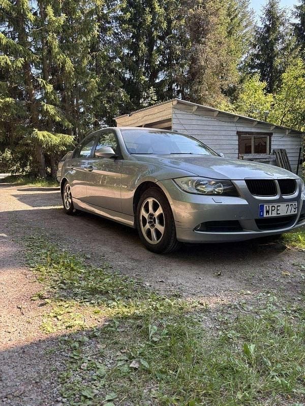 Grå Begagnad 2005 BMW 320 Advantage Sedan | 40 000 kr (Marknadspris) - Bild 1/4