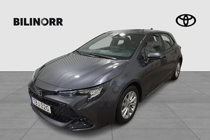 Mörkgrå (grå) Begagnad 2023 Toyota Corolla Hybrid Active Halvkombi | 274 900 kr (Marknadspris) - Bild 1/4