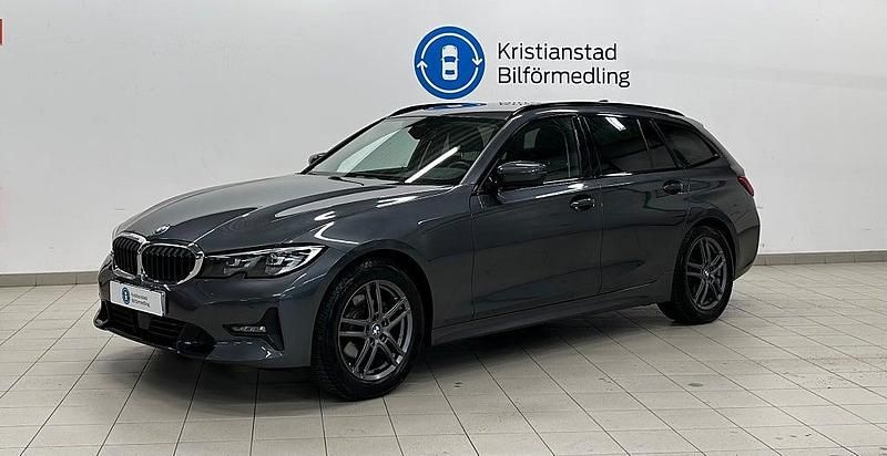 Grå Begagnad 2020 BMW 320 Sport Line Kombi | 359 900 kr (Lite dyr) - Bild 1/4