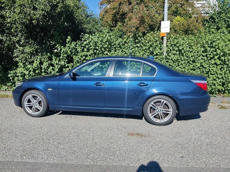 Blå Begagnad 2008 BMW 520 Sedan | 59 000 kr (Marknadspris) - Bild 1/4