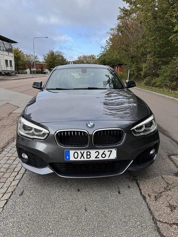 Grå Begagnad 2016 BMW 116 M Sport Halvkombi | 145 000 kr (Lite dyr) - Bild 1/4
