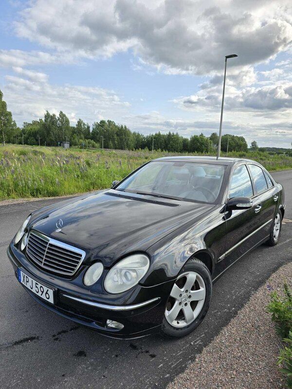 Svart Begagnad 2004 Mercedes E320 Avantgarde Sedan | 50 000 kr (Marknadspris) - Bild 1/4