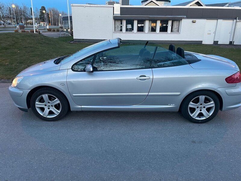 Ljusgrå (grå) Begagnad 2004 Peugeot 307 CC Cab | 39 900 kr (Marknadspris) - Bild 1/4