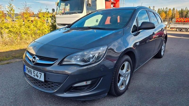Grå Begagnad 2015 Opel Astra Enjoy Kombi | 69 900 kr (Marknadspris) - Bild 1/4
