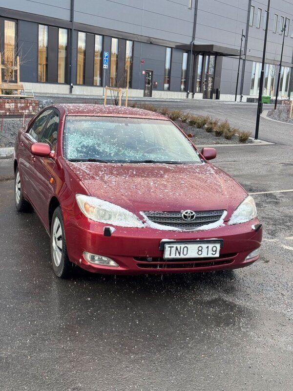 Mörkröd Begagnad 2001 Toyota Camry Sedan | 29 999 kr - Bild 1/4