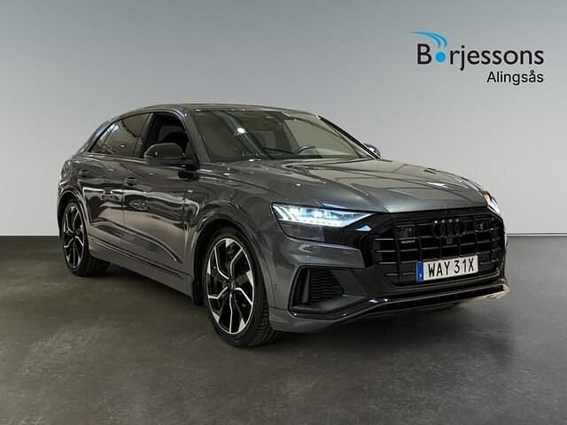 Daytonagrå pärleffekt Begagnad 2023 Audi Q8 S-Line SUV | 749 900 kr (Marknadspris) - Bild 1/4