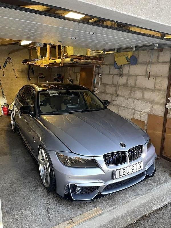 Blå Begagnad 2011 BMW 320 Sedan | 120 000 kr (Dyr) - Bild 1/4