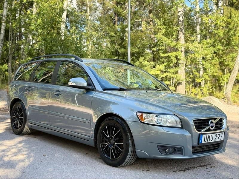 Blå Begagnad 2011 Volvo V50 Momentum Kombi | 59 900 kr (Marknadspris) - Bild 1/4