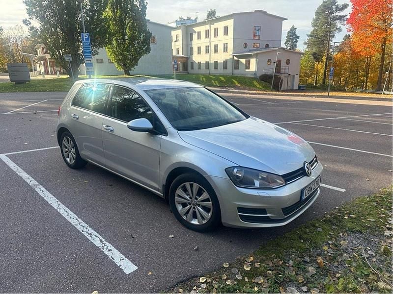 Silver Begagnad 2014 VW Golf VII Halvkombi | 75 000 kr (Marknadspris) - Bild 1/4