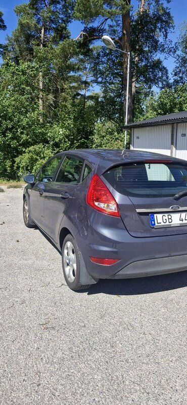Grå Begagnad 2011 Ford Fiesta Titanium Halvkombi | 84 500 kr (Dyr) - Bild 1/4