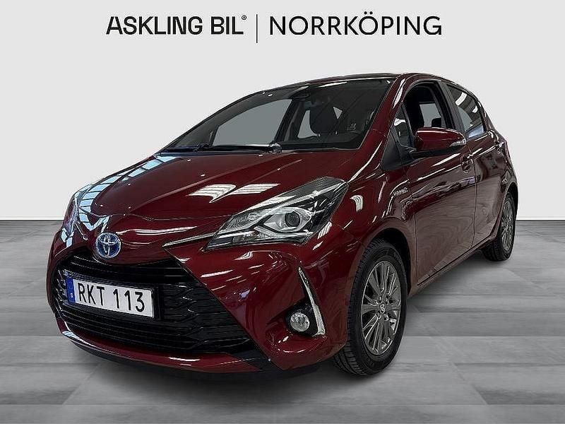 Röd Begagnad 2017 Toyota Yaris Hybrid Active Halvkombi | 149 000 kr (Marknadspris) - Bild 1/4