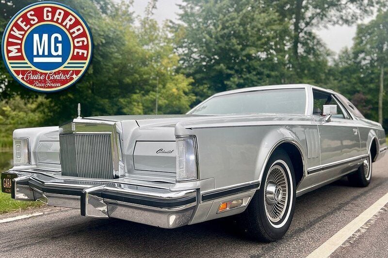 Begagnad Lincoln Continental 209 HK (153 kW) 1978 Moondust silver Sportkupé