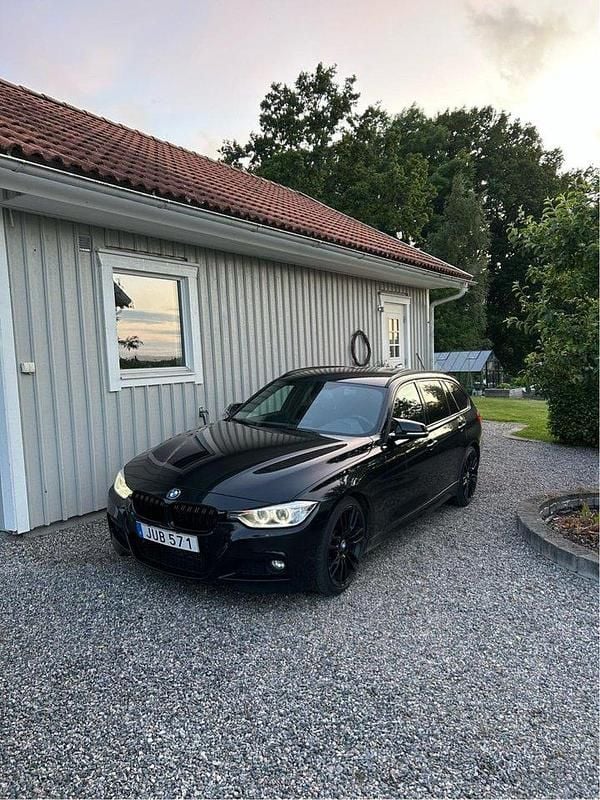 Svart Begagnad 2013 BMW 320 M Sport Kombi | 149 000 kr (Dyr) - Bild 1/4