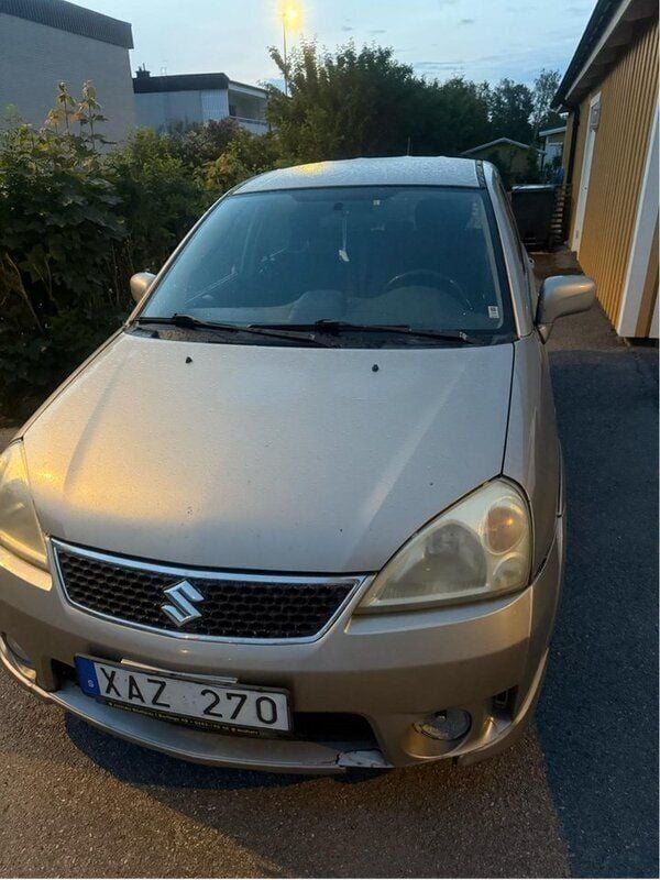 Brun Begagnad 2005 Suzuki Liana Halvkombi | 13 500 kr (Marknadspris) - Bild 1/4
