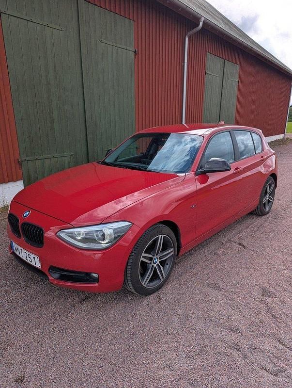 Röd Begagnad 2014 BMW 120 Sport Line Halvkombi | 119 000 kr (Marknadspris) - Bild 1/1
