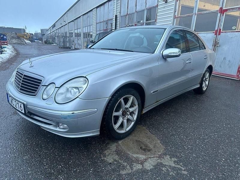 Ljusgrå Begagnad 2002 Mercedes E240 Avantgarde Sedan | 14 900 kr (Superpris) - Bild 1/4