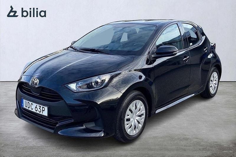 Svart Begagnad 2025 Toyota Yaris Hybrid Life Halvkombi | 234 900 kr (Bra pris) - Bild 1/3