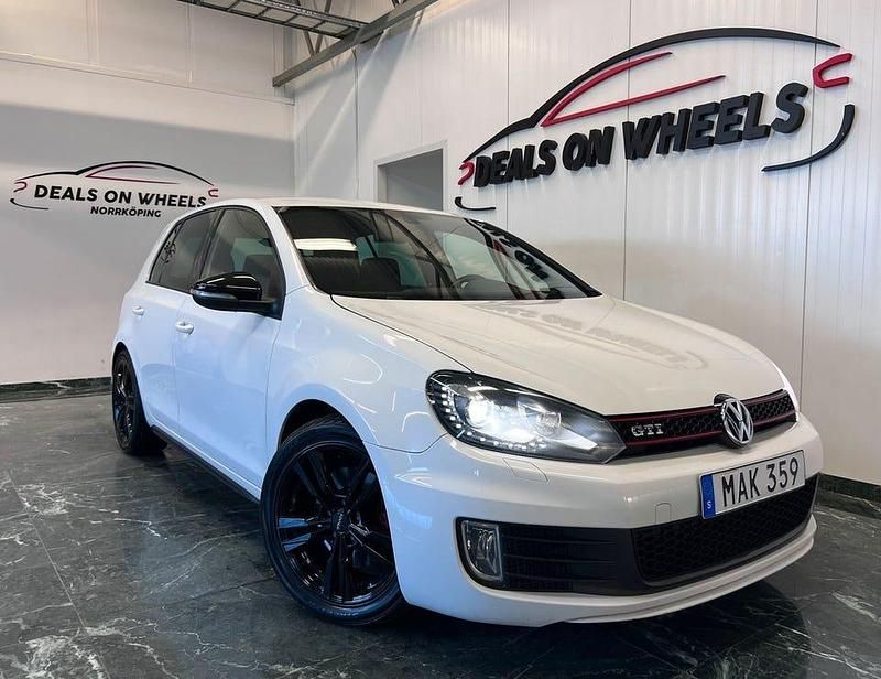 Vit Begagnad 2012 VW Golf VII GTI Halvkombi | 99 900 kr (Superpris) - Bild 1/4