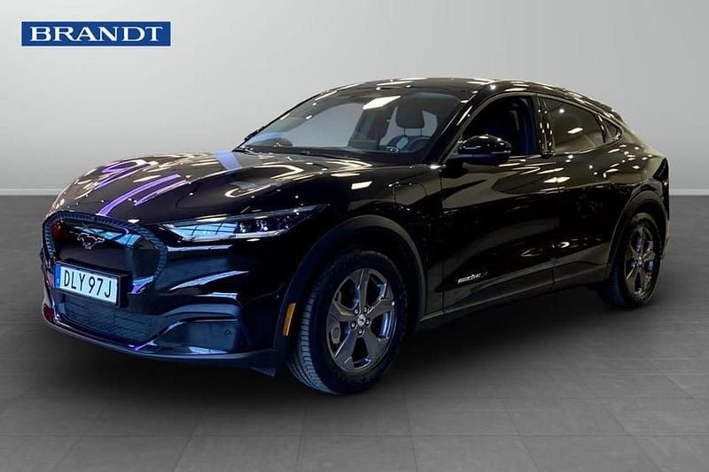 Svart Begagnad 2022 Ford Mustang Mach-E SUV | 369 800 kr (Marknadspris) - Bild 1/3