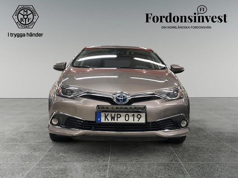 Begagnad Toyota Auris Hybrid Executive 136 HK (100 kW) 2015 Brun Halvkombi