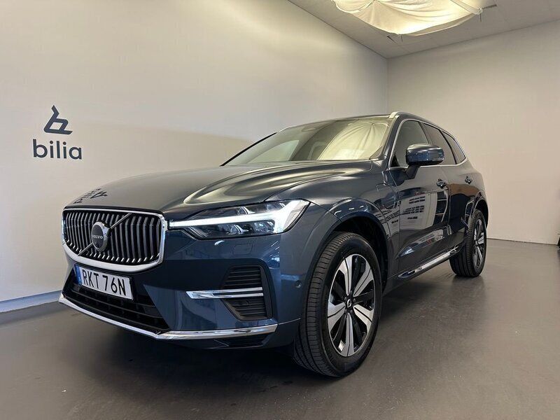 Mörkblå (blå) Ny 2025 Volvo XC60 Core SUV | 519 500 kr (Superpris) - Bild 1/3