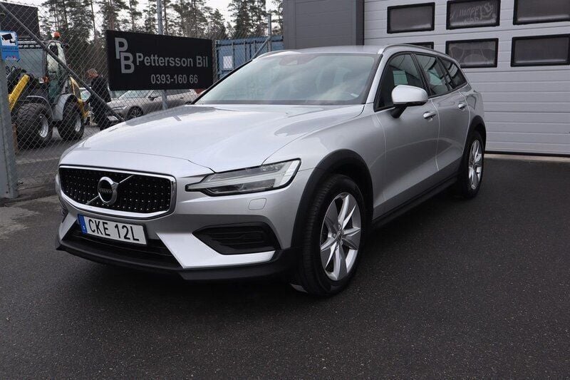 Silver Begagnad 2019 Volvo V60 CC Momentum Kombi | 269 000 kr (Lite dyr) - Bild 1/4