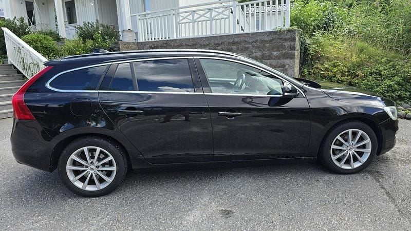 Svart Begagnad 2016 Volvo V60 Momentum Kombi | 127 000 kr (Marknadspris) - Bild 1/4