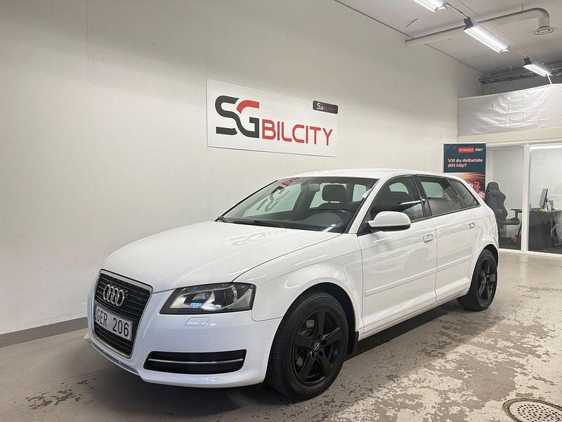 Vit Begagnad 2012 Audi A3 Sportback Attraction Halvkombi | 42 900 kr (Marknadspris) - Bild 1/4