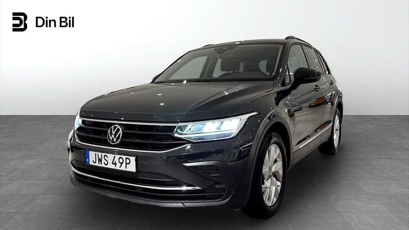 Grå Begagnad 2021 VW Tiguan SUV | 274 900 kr (Marknadspris) - Bild 1/4