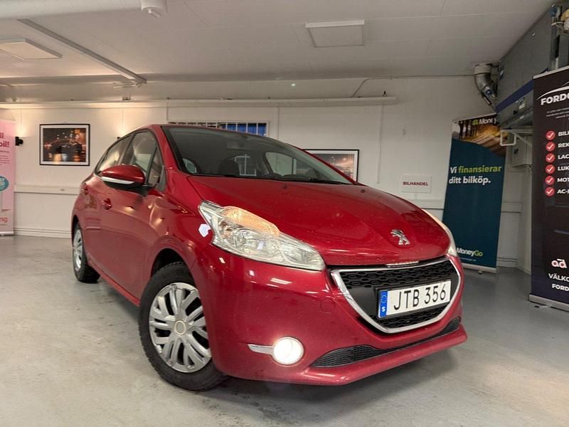 Mörkröd Begagnad 2015 Peugeot 208 Halvkombi | 59 900 kr (Dyr) - Bild 1/4