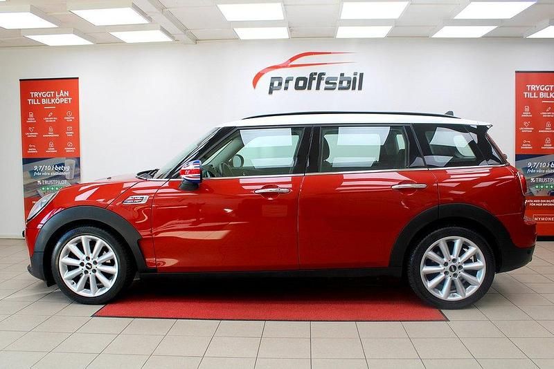 Röd Begagnad 2016 Mini Cooper D Clubman Pepper Kombi | 159 500 kr (Marknadspris) - Bild 1/4
