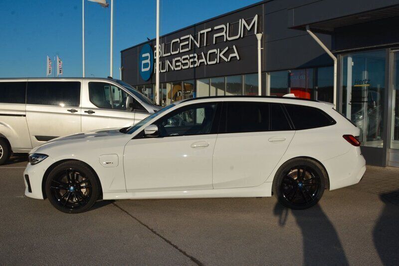 Begagnad BMW 330e M Sport 293 HK (215 kW) 2021 Vit Kombi
