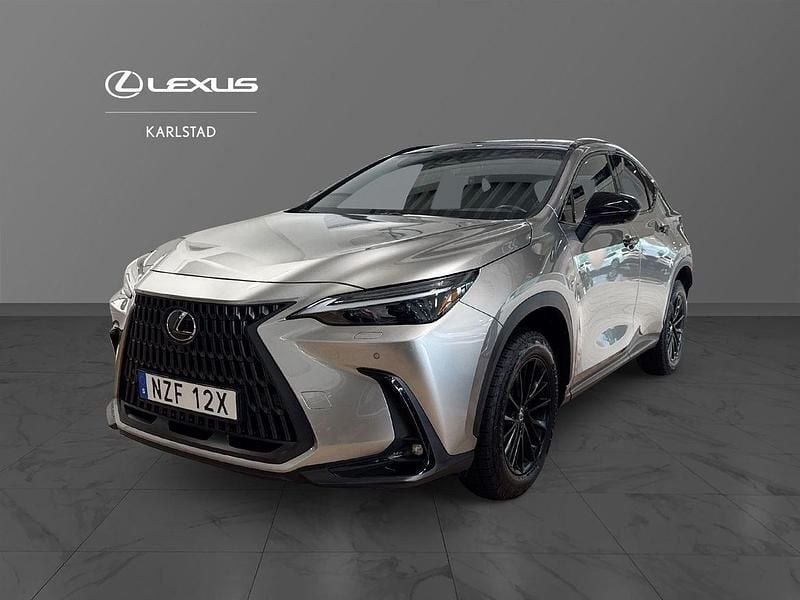 Ljusgrå (grå) Begagnad 2024 Lexus NX450h+ SUV | 639 000 kr - Bild 1/4